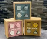 Label Label Sortierbox Steckspiel - Spielzeug Auto aus Holz - Gruen, Rosa, Blau, Gelb personalisiert